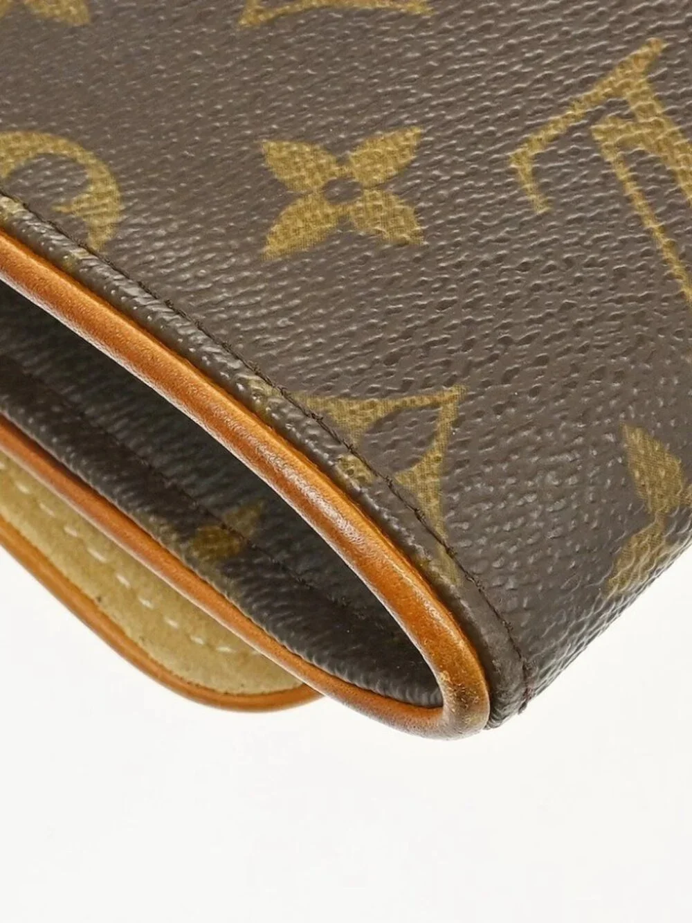 Louis Vuitton outside 	ab